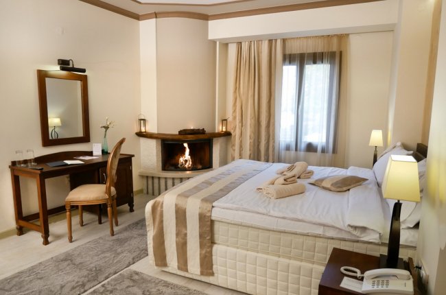 Deluxe Fireplace Family Room